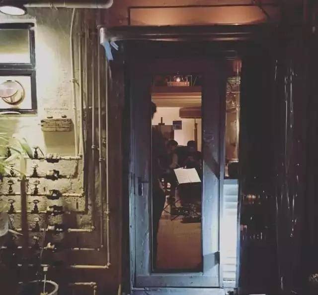 最新辩论赛，小巷深处的特色小店探寻，隐藏的宝藏等你来发掘！